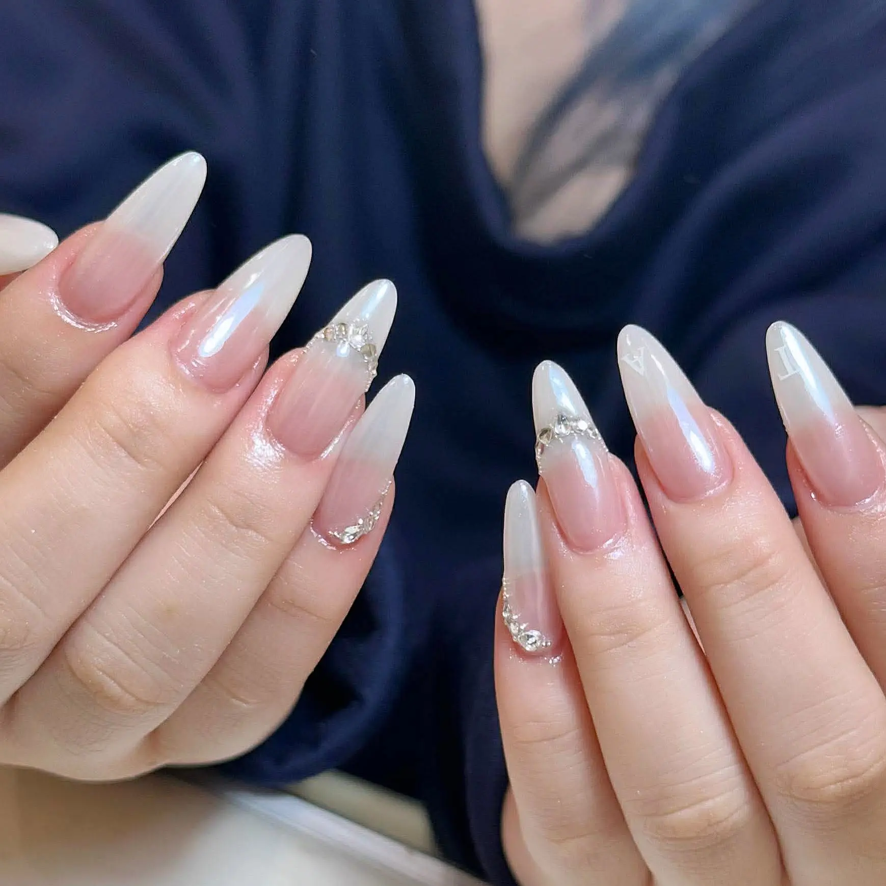 Pearl chrome + đính đá nền navy event