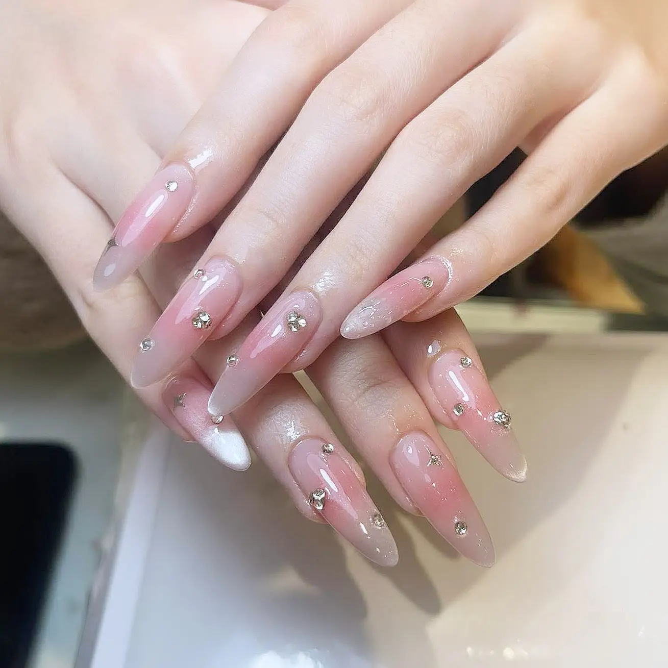 Hồng đào ombre + đính đá — mẫu sinh viên ĐH Y, Đống Đa