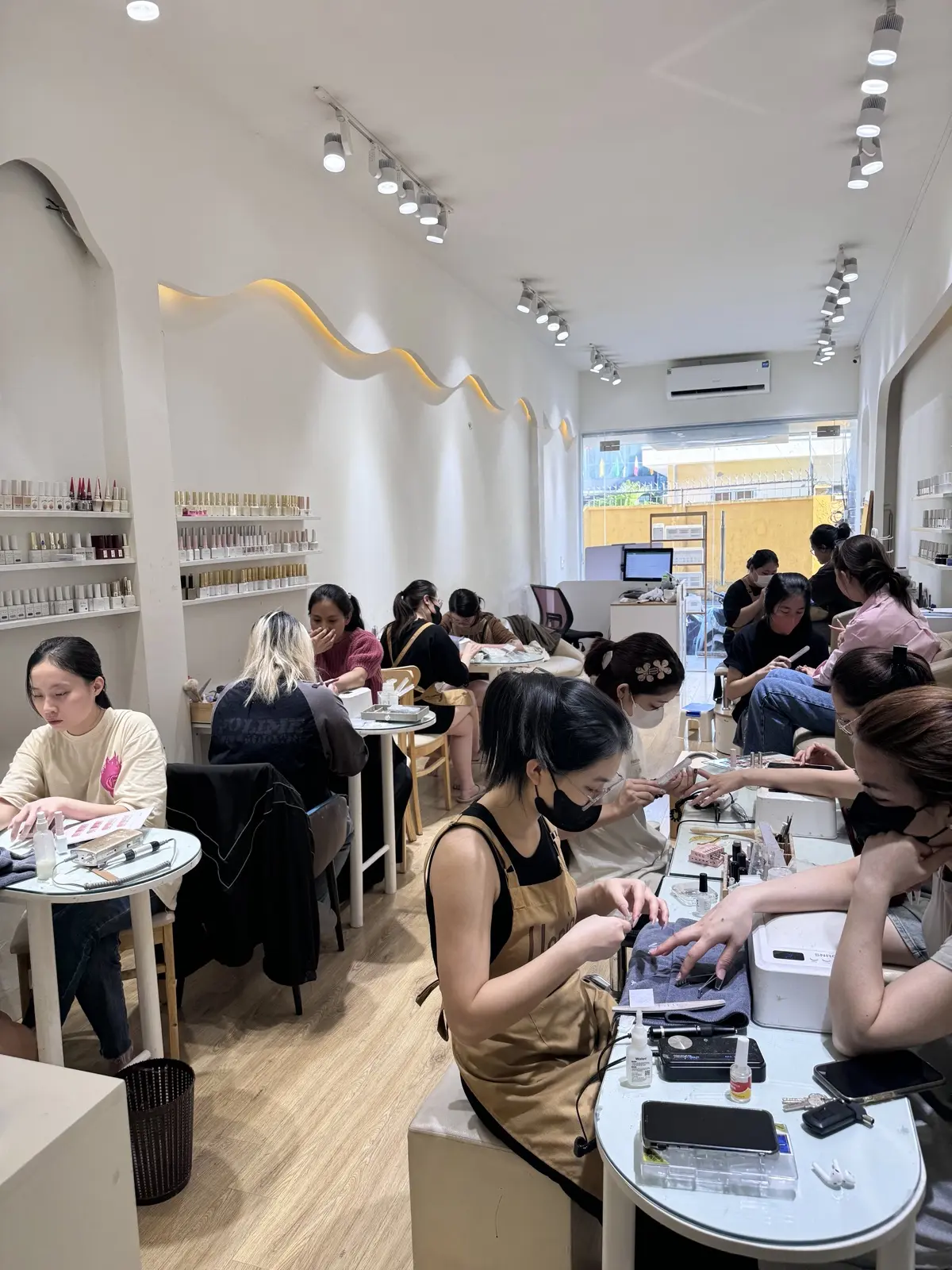 Unnie Nails — tiệm đông khách, thợ master làm việc